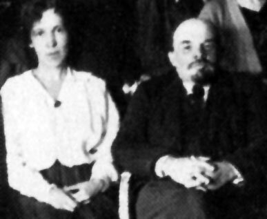 Владимир Ленин и его личный секретарь Лидия Фотиева.