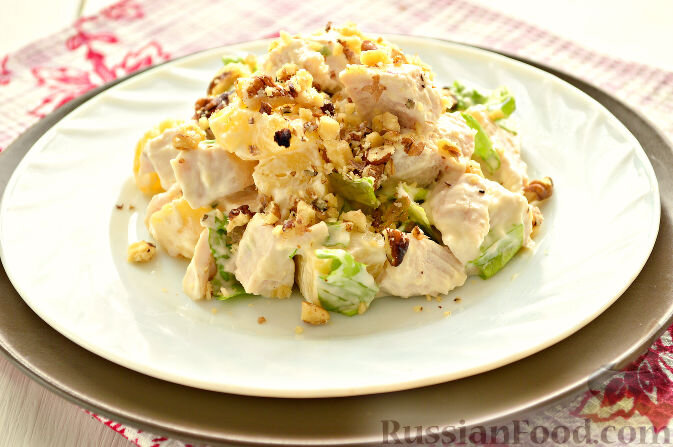 Салат с курицей и анансом