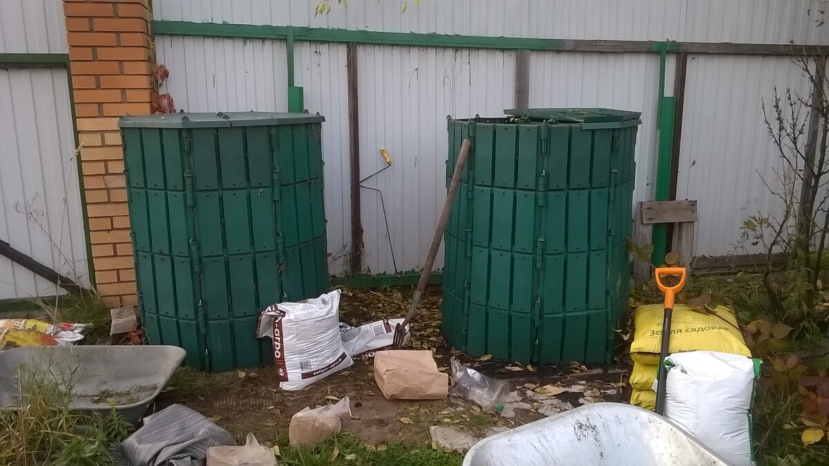 Твердое основание, вилы, лопата, торф, спираль и опилки - залог хорошего компоста в контейнерах.