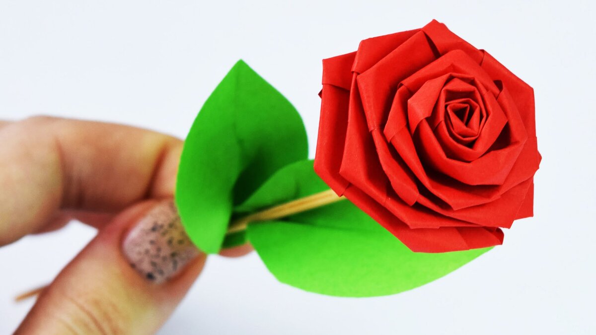 Учимся делать розы из гофрированной бумаги