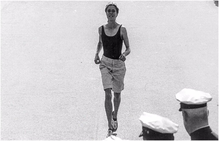 Девушка в мужских шортах на трассе Бостонского марафона. 19 апреля 1966.