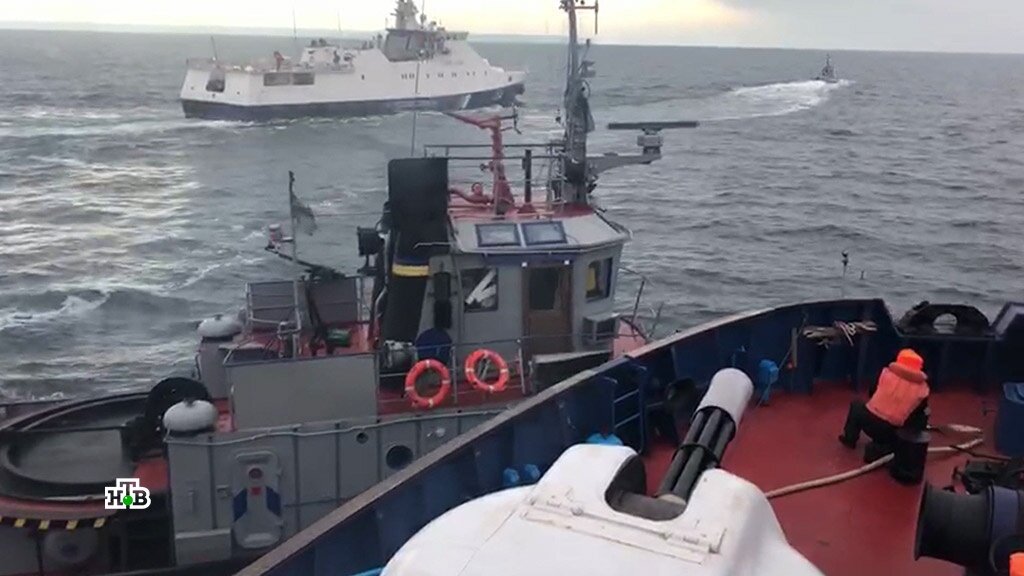 Украинский корабль в российских водах