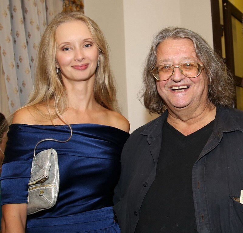 
В 2003 году старый рокер сошелся с молодой актрисой.