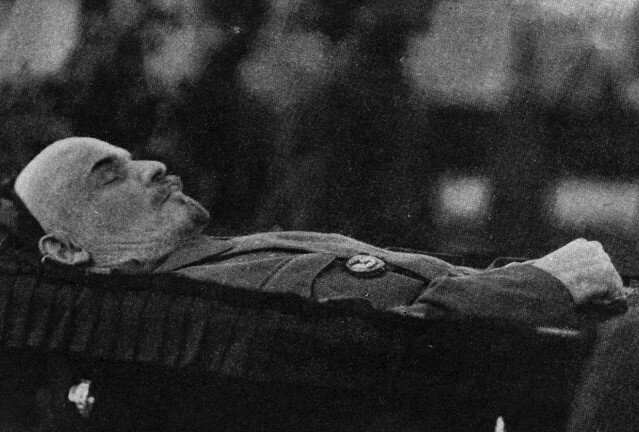 До войны Ленин лежал в мавзолее во френче и с орденом 
