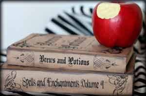 Этот ритуал подходит абсолютно всем и женщинам и мужчинам. Но для его проведения вам понадобится не только райский фрукт, но и фото человека, которого вы хотите приворожить. Конечно, если вы обладаете достаточно мощной энергетикой, то есть личной силой, можете обойтись и без фото. Подробности опишу ниже.
Итак.