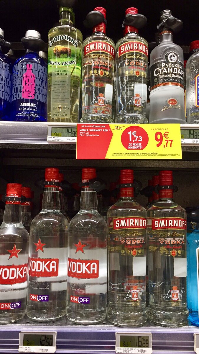 На фото часть стеллажа с водкой местного супермаркета