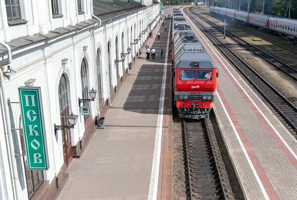 «Ласточка» под тепловозом