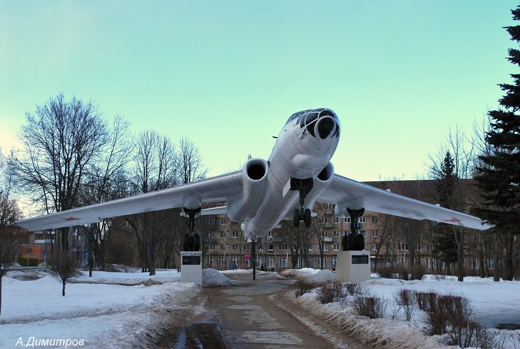 Як 42 смоленск. Самолет ту 16 смоленск памятник. Сквер у самолета багратиона смоленск. Площадь с самолетом в смоленске. Самолет над смоленском.