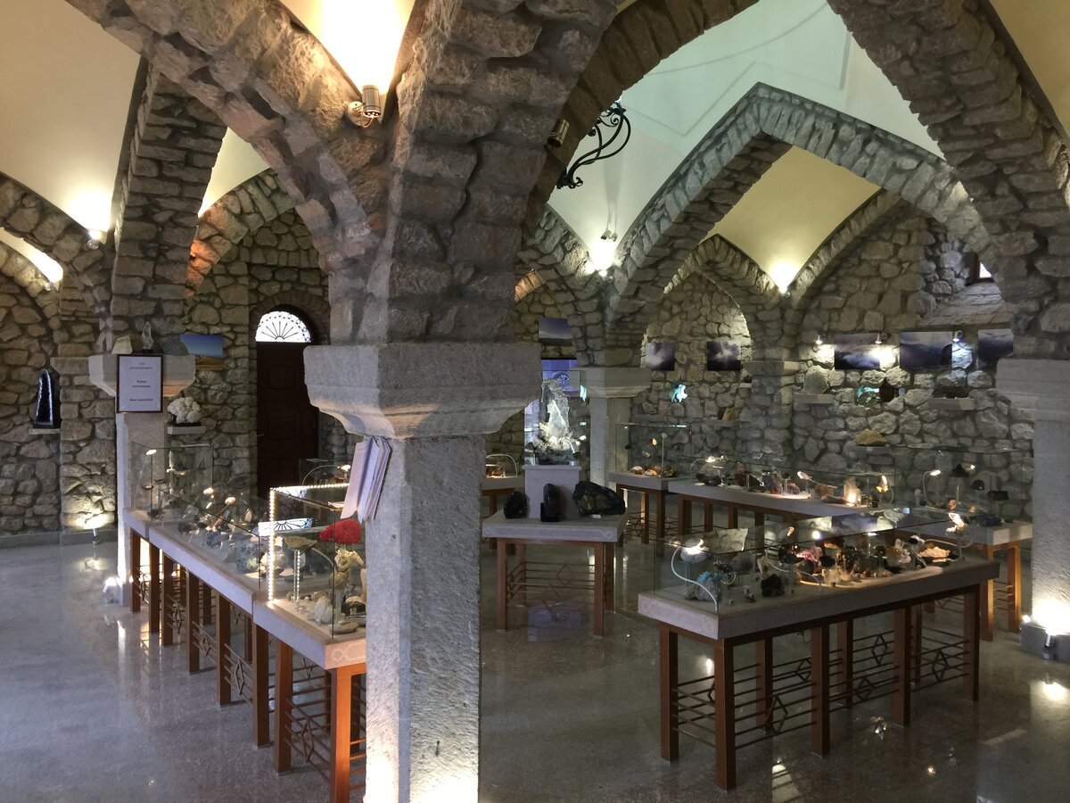    Если вы направляетесь в Карабах, могу подсказать вам, где искать сокровища:))) Несколько лет назад в городе Шуши Нагорного Карабаха открылся Государственный геологический музей имени Григория...-2
