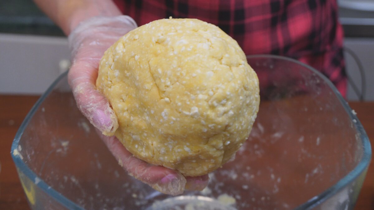 2) Лепим наше тесто в один ком (шар), помещаем в пакет и убираем в холодильник на 60 минут