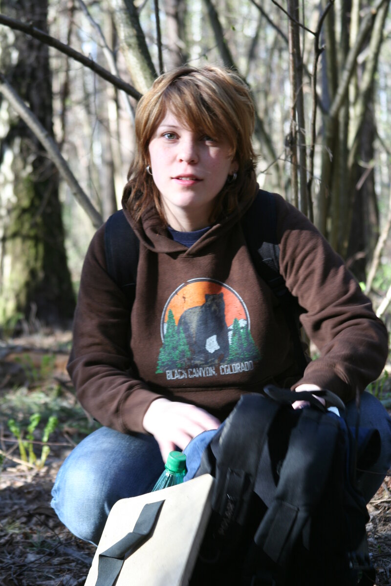 Тут я уже беременная, мы с мужем гостим в доме его родственников, в подмосковье. Весенний лес, новая жизнь, новая я. У меня  никогда раньше не было такой красивой  фотографии.