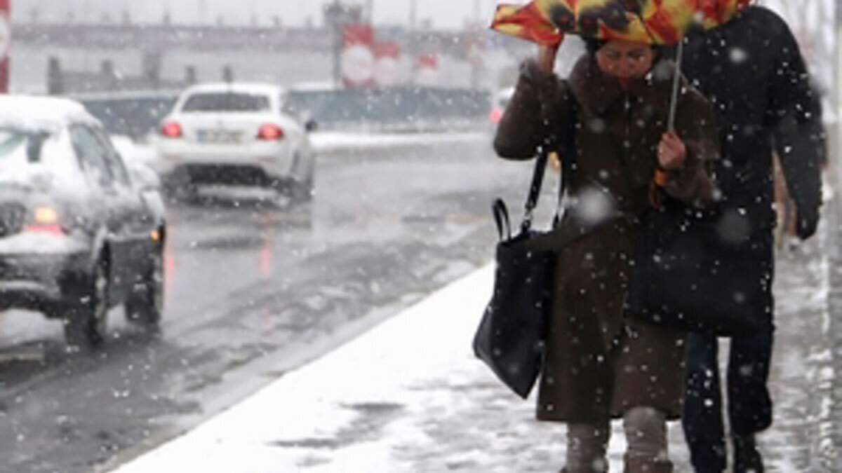 Зима делает больше, чем просто увеличивает счет за отопление и охлаждает ваши конечности. 