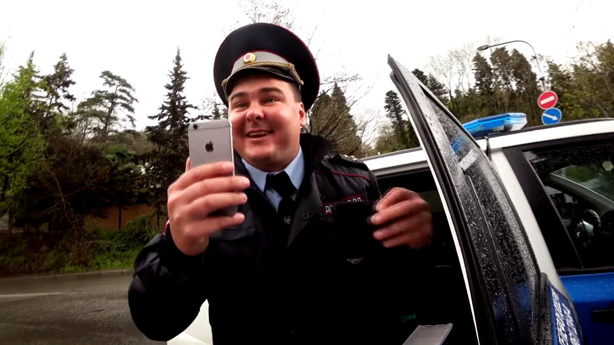 Остановили гайцы фото. Милиционер водитель. Почему много гаишников. Почему много гаишников. Почему много гаишников.