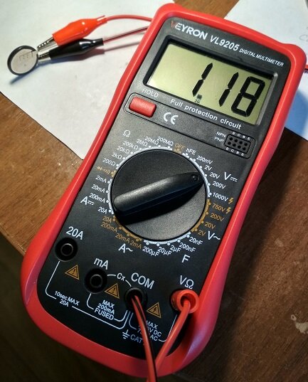 Батарейка считается севшей, когда напряжение 2,7в и менее.