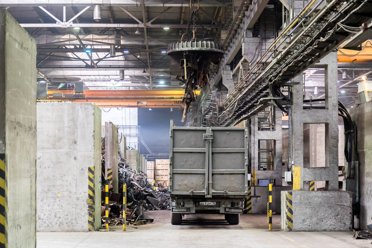 Выгрузка свежедоставленного лома на склад