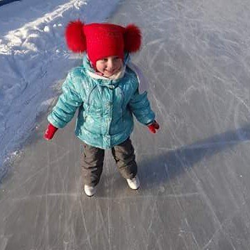 Майя на катке впервые. Фото 2018 года. Кто бы мог подумать, что через год - уже программа!