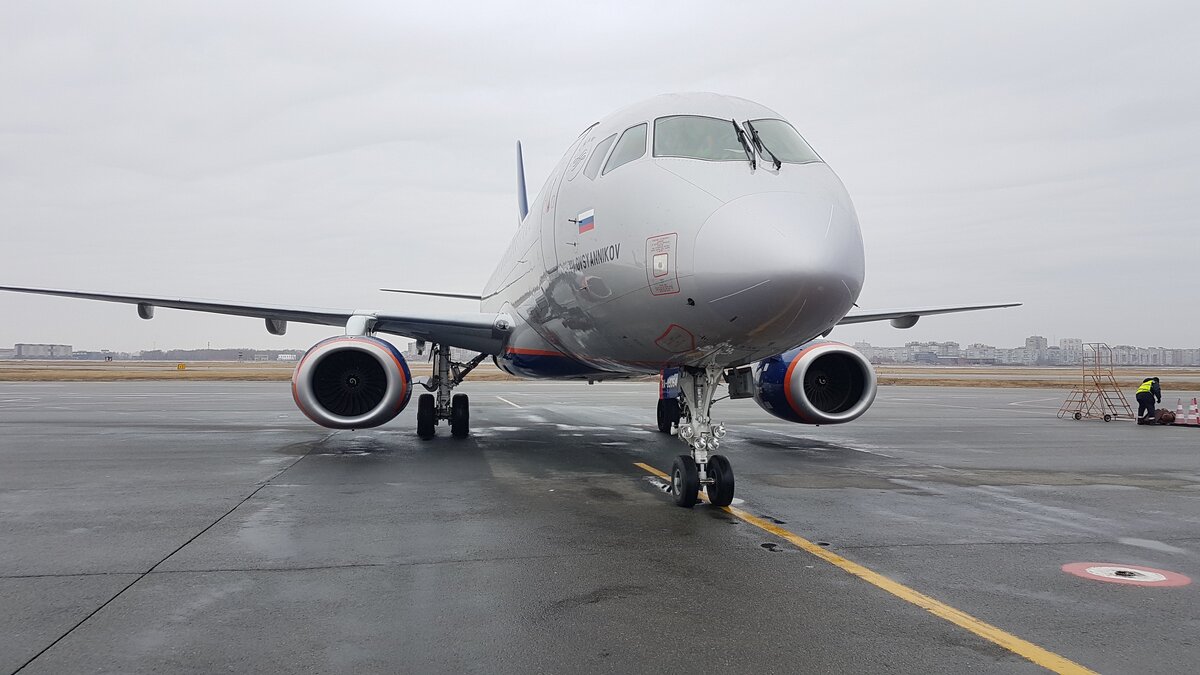  Неделя суперджетов от Аэрофлота в Омске заканчивается. Сегодня вступило в силу расписание "Лето-2019", и формула аэрофлотовских рейсов выглядит теперь как 320 - 320 - 738. Исключения, конечно, бывают. В Омск Аэрофлот на "Сухих" стал летать, наверное, одним из последних... Вчера RA-89042 закрыл зимний сезон, но его фото чуть позже. 

