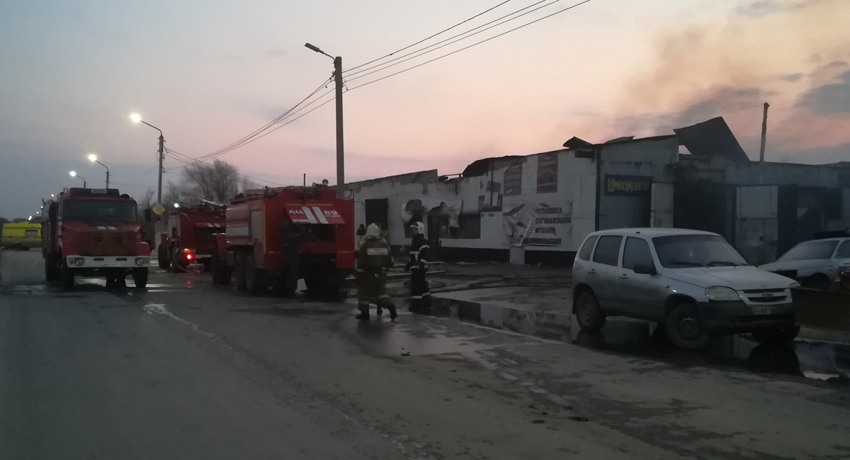 Горела автомойка на площади 250 кв. м. На месте происшествия была сосредоточена группировка сил и средств федеральной противопожарной службы. В помощь сотрудникам МЧС на место происшествия прибыла добровольная пожарная команда Службы спасения ДПК Чапаевск на пожарной автоцистерне ЗИЛ 131 АРС-14. По распоряжению руководителя тушения пожара (РТП) добровольцы осуществляли подвоз воды и перекачку ее в автоцистерны МЧС. 