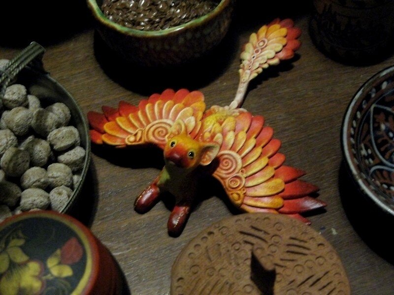 Крылатая кошка, авторская работа Евгения Хонтора. Посмотреть другие работы скульптора можно в его магазине-музее (https://vk.com/velvetclayshop).