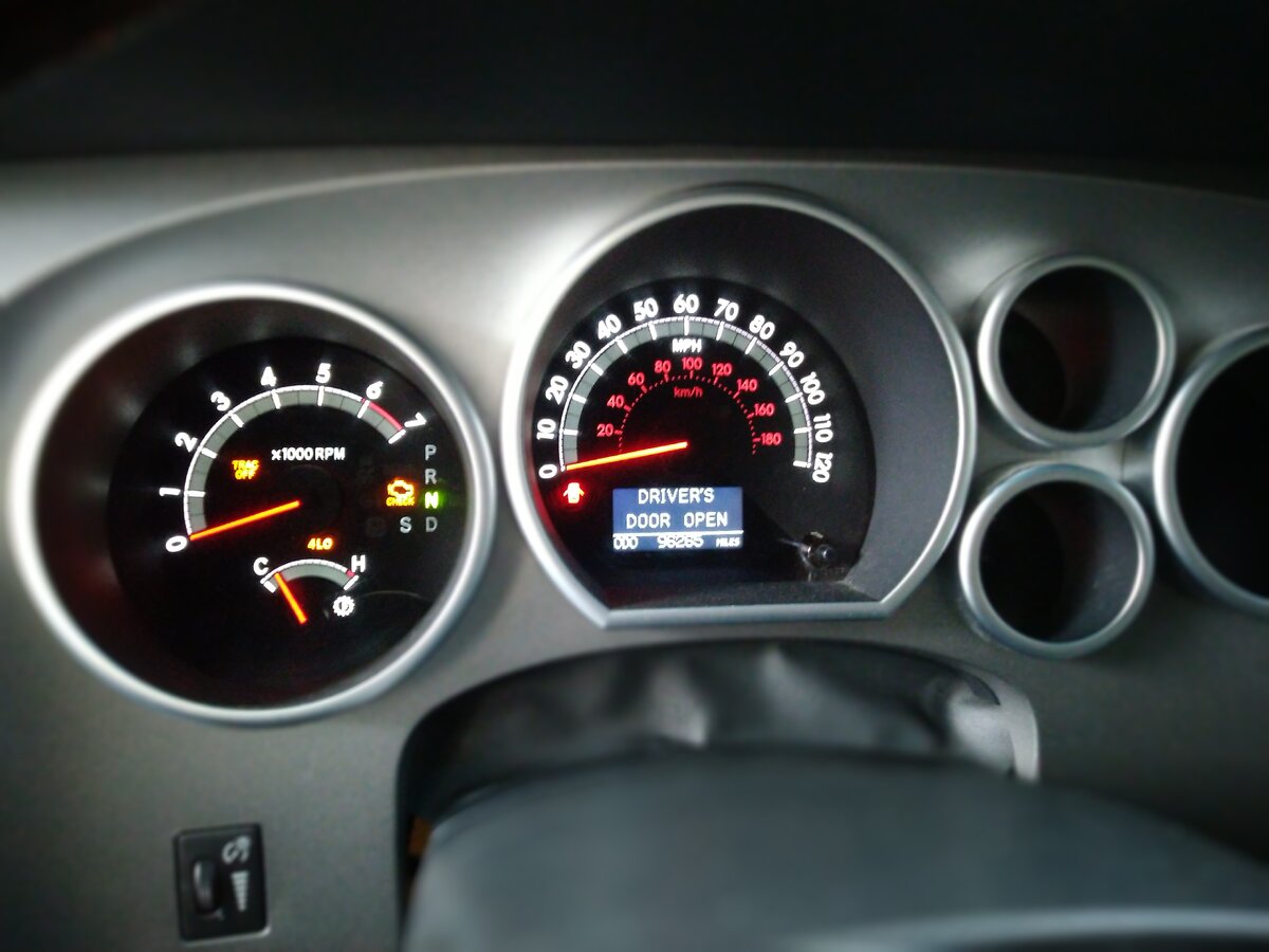 Приборная панель Toyota Tundra