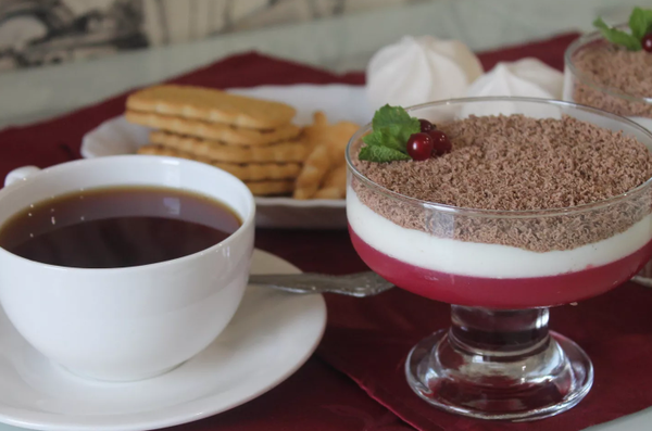 Десерт с красной смородиной, сливочным суфле и шоколадом