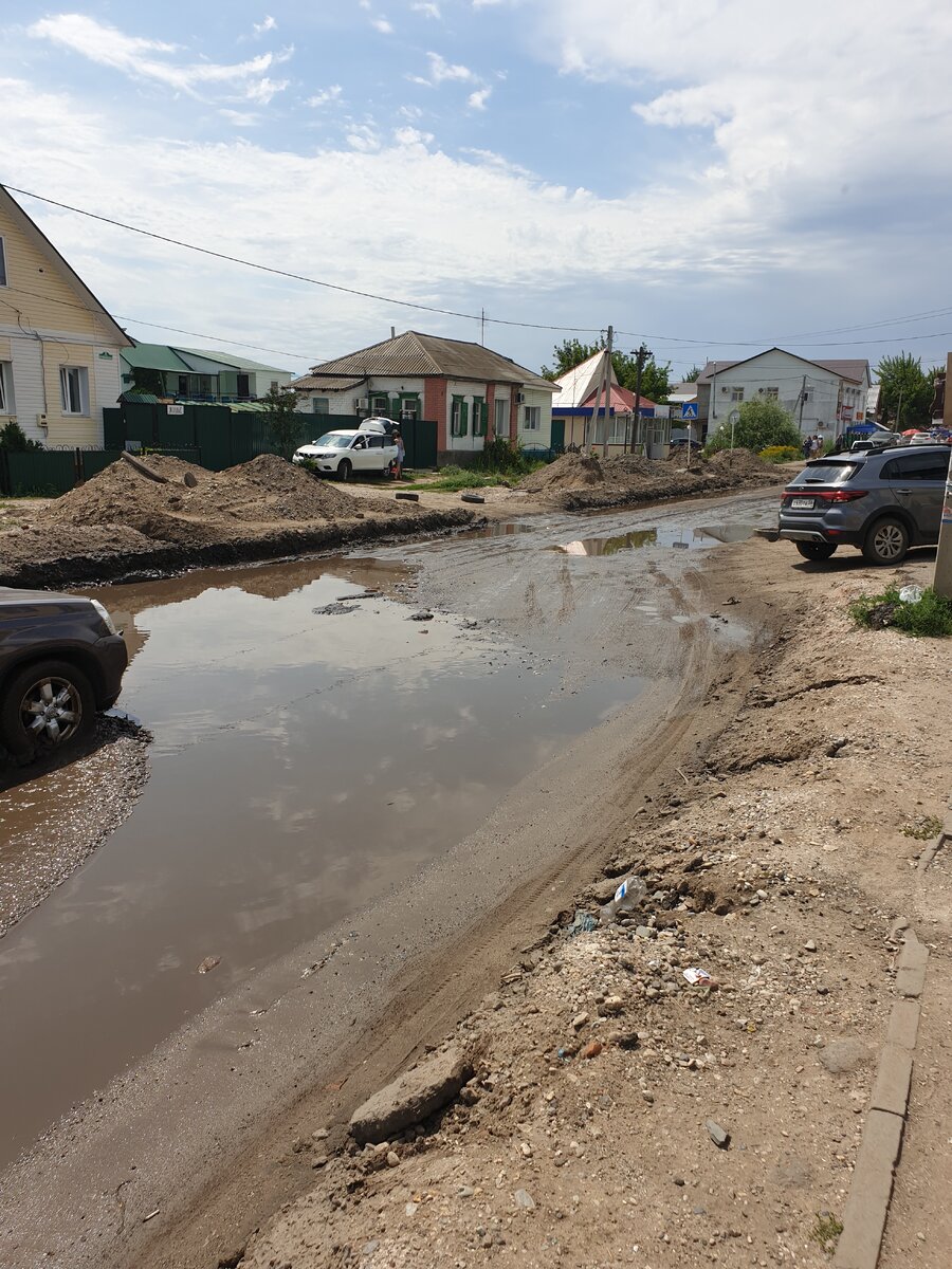 Вот это здесь называют дорогой. Центр города, между прочим. 