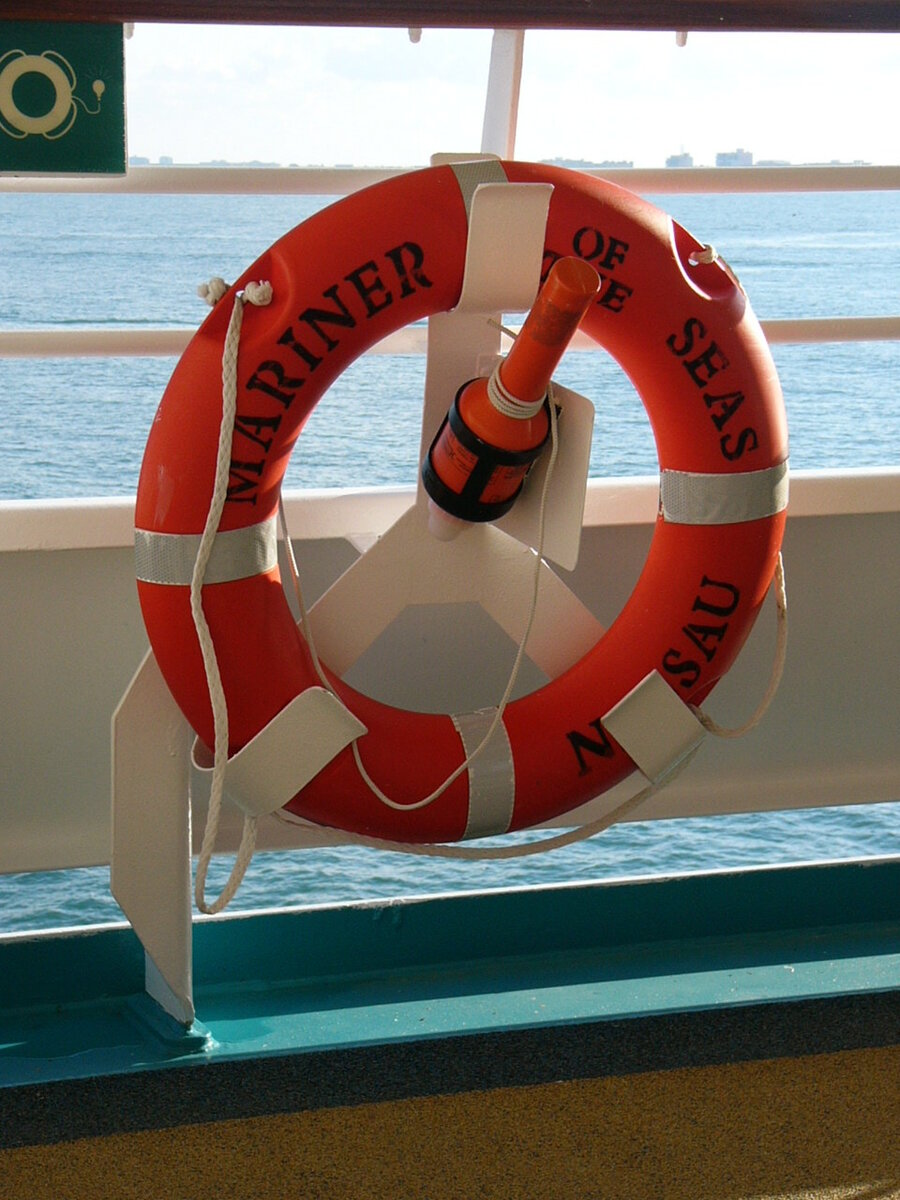 Почему спасательные круги делают из пробки. Спасательный круг lifebuoy. Надпись на спасательном круге. Спасательный круг смешной. Спасательный круг с буем.