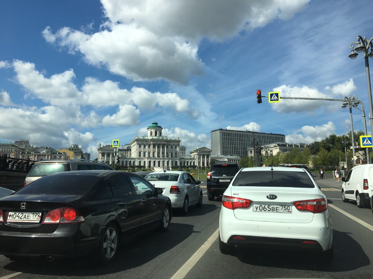 Самая красивая  пробка Москвы с видом на Дом Пашкова. Ищите в центре, рядом с Кремлем