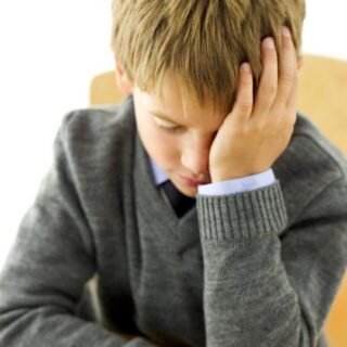 Энцефалопатия у детей представляет собой группу болезней нервной системы невоспалительного генеза, развивающиеся в результате воздействия на нейроны головного мозга различных повреждающих факторов, вызывающих нарушение его функций.