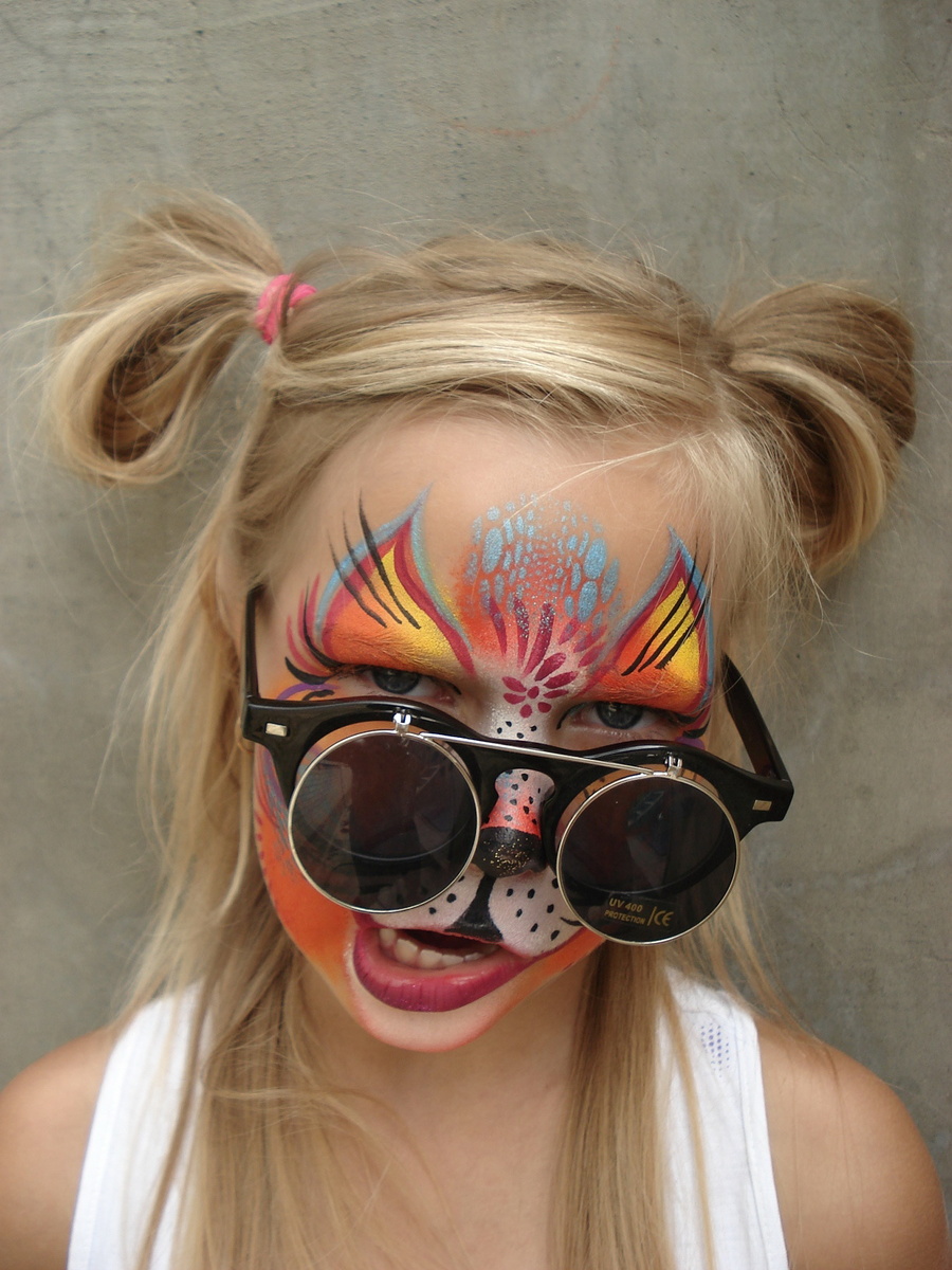 А это нынешнее увлечение подруги -- аквагрим!