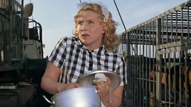 Маргарита Назарова в фильме "полосатый рейс"