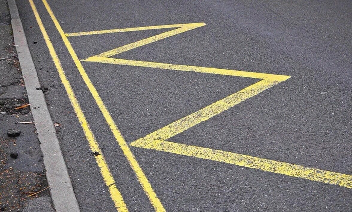 Почему полоса желтая. Желтая прерывистая разметка вдоль бордюра. Желтая прерывистая разметка. Жёлтая разметка на дороге. Разметка желтая сплошная.