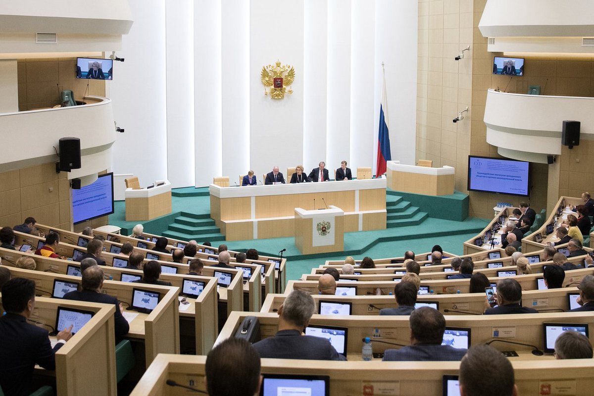 Если не получится определить Владимира Владимировича в "Госсовет", то его планируют пожизненно прописать здесь, в старом добром Совете Федерации. Вопрос: а нам то это зачем?