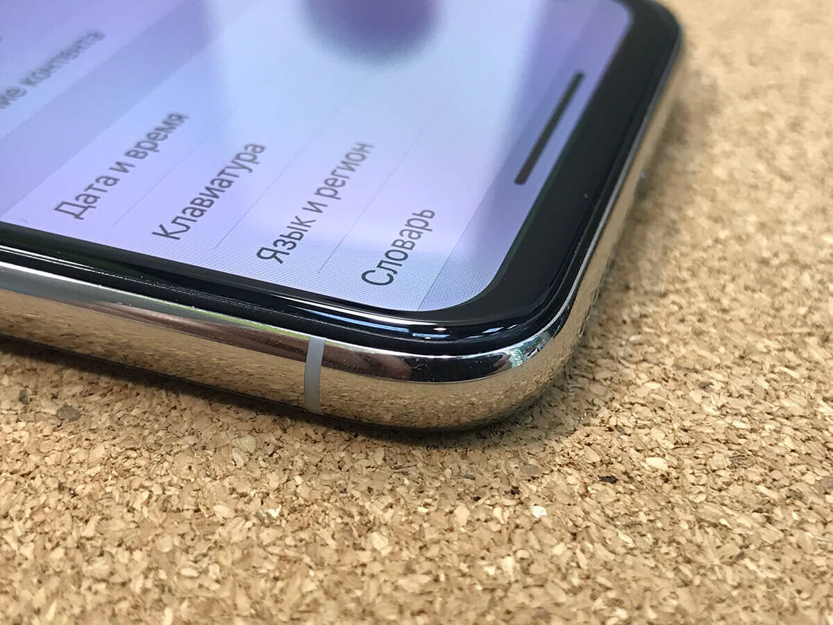 У копии нижняя грань гораздо толще, чем у оригинала