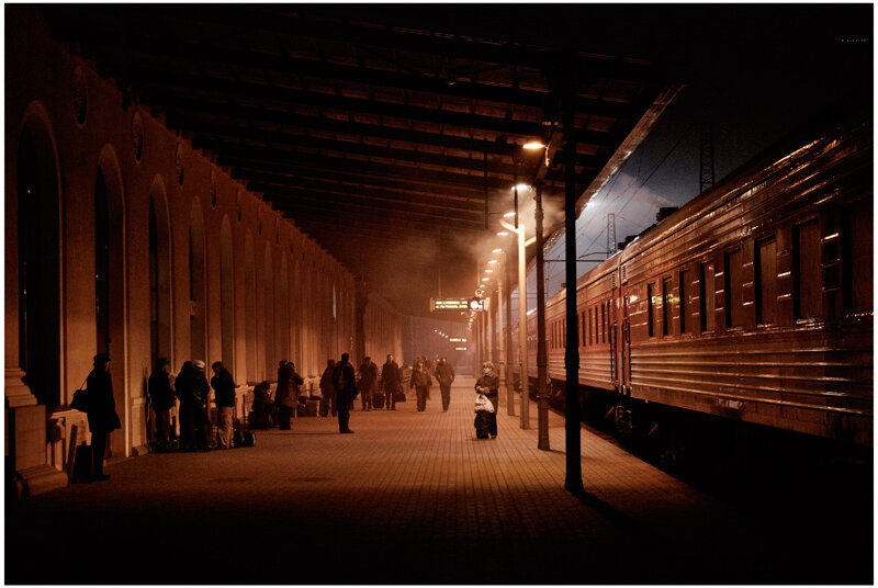 Высказывания про вокзал. Витебский вокзал фотосессия. Опустел перрон. Ночной перрон. "дождливый вечер".