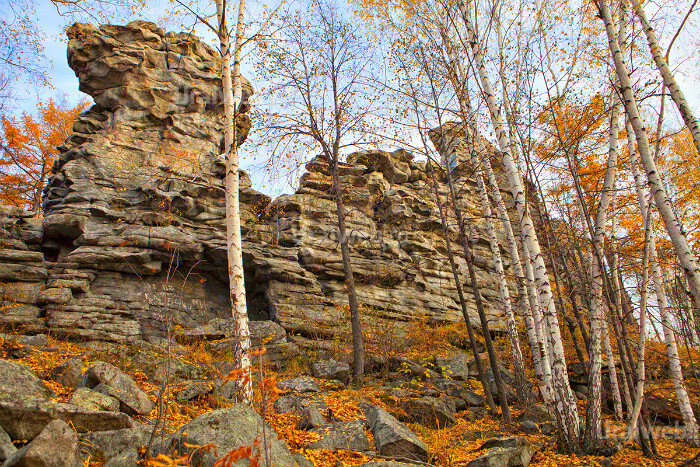 На Северном Урале есть невероятный геологический памятник - семь скал «останцев» 30-42 метра в высоту.-2