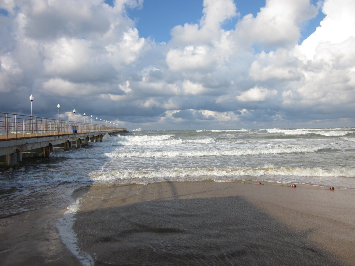 Море волнуется.