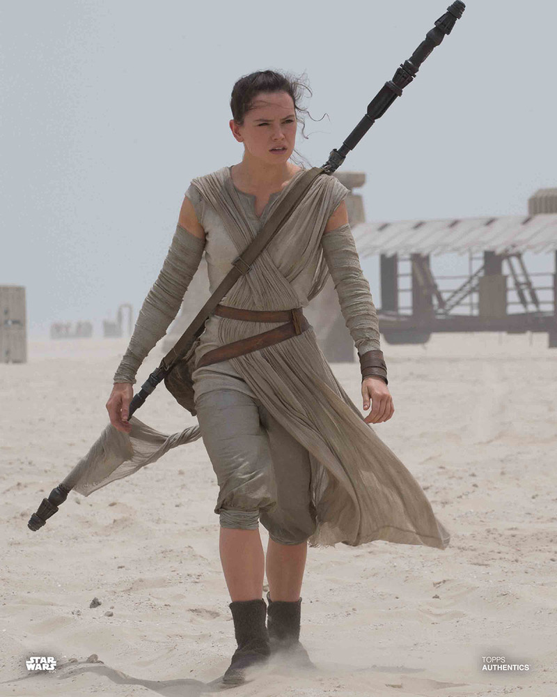 Рей из новой трилогии Star Wars - классический пример Мэри Сью, - мусорщица, пилот, мастер-джедай, мастер фехтования и много ещё чего "мастер". Персонаж спорный, как и вся трилогия // Источник: Daisy Ridley as Rey in “Star Wars: The Force Awakens”, ссылка: http://daisy-ridley.net/photos/displayimage.php?album=45&pid=17625