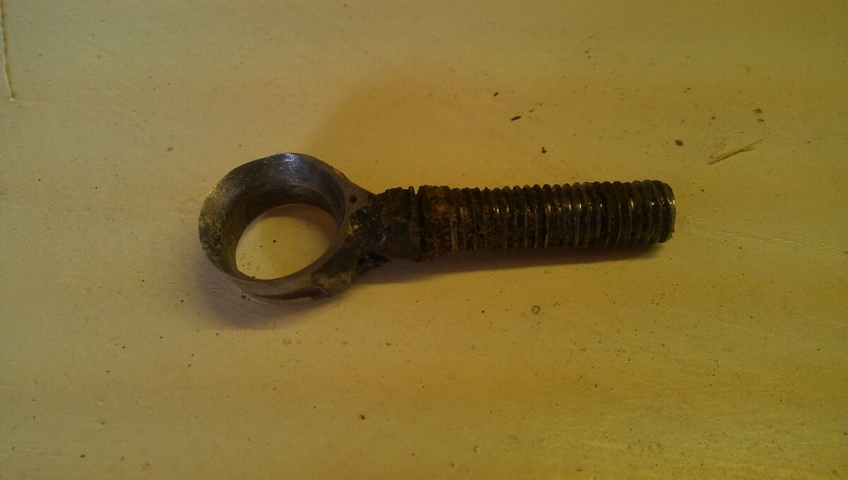 Кольцо от шарикоподшипника с приваренной шпилькой.