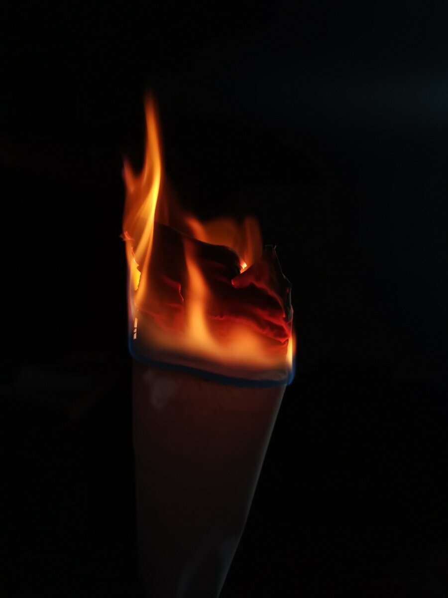 Горящая бумажка с пониженной экспозицией