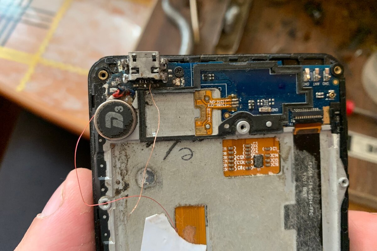 Тоненькие проводки припаяны на плюс и минус разъема зарядки, так сказать, в обход схеме.