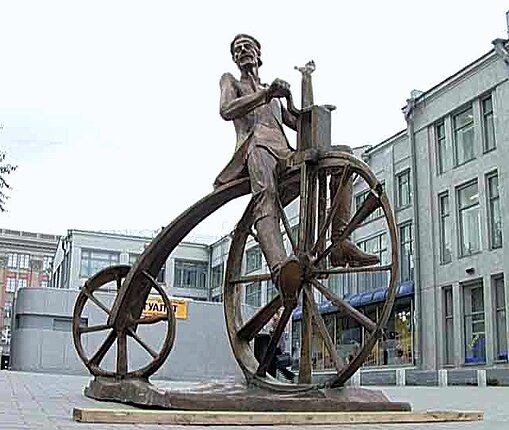 Памятник Артамонову в Екатеринбурге