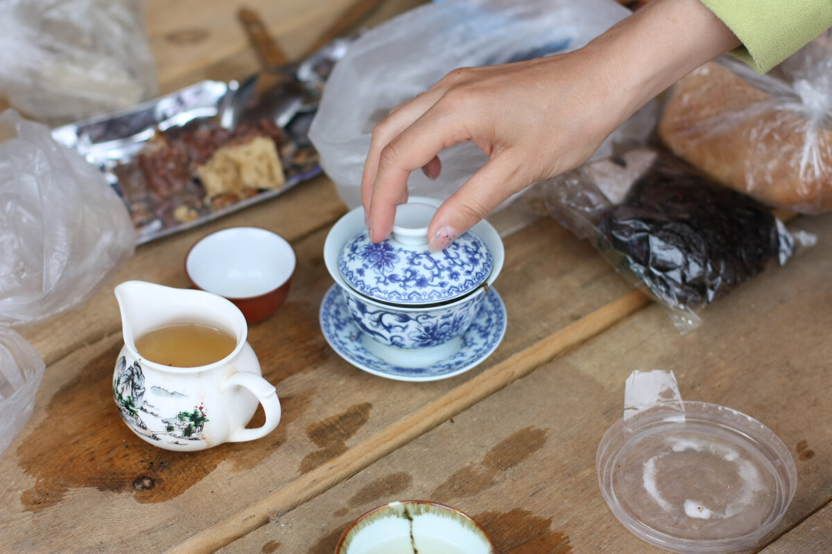 Заваривать можно где угодно, из гайвани (пиала с крышечкой) (лишь бы был кипяток)