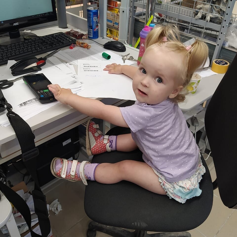 Это маленькая начальница у мамы на работе 