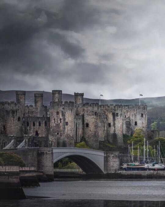 Замок Конуи - это один из самых невероятных замков Уэльса. Построен он был в 1283-1289 годах по распоряжению короля Эдуарда I. В строительстве замка принимало участие около 1500 человек.-2