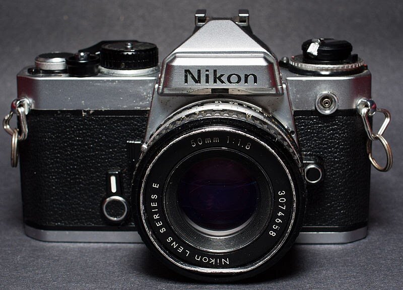 Дизайнеры явно вдохновлялись классической Nikon FE. Фотография: E Magnuson/wikipedia.org