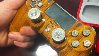 Пользователь DualShock 4 с патронами вместо кнопок, ps4 собрал кастомный деревянный контроллер.