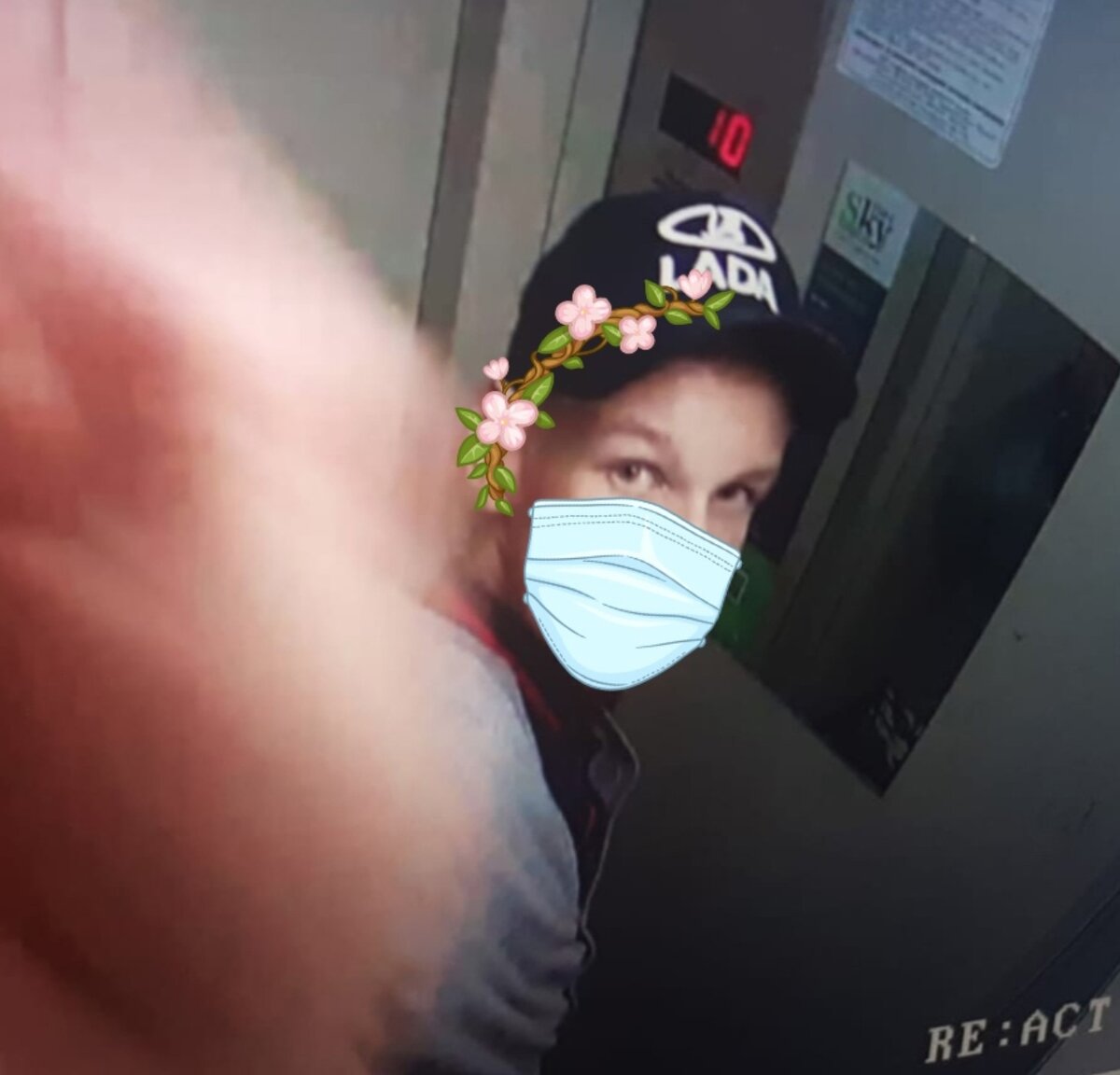 Человек царапает камеру видеонаблюдения в лифте