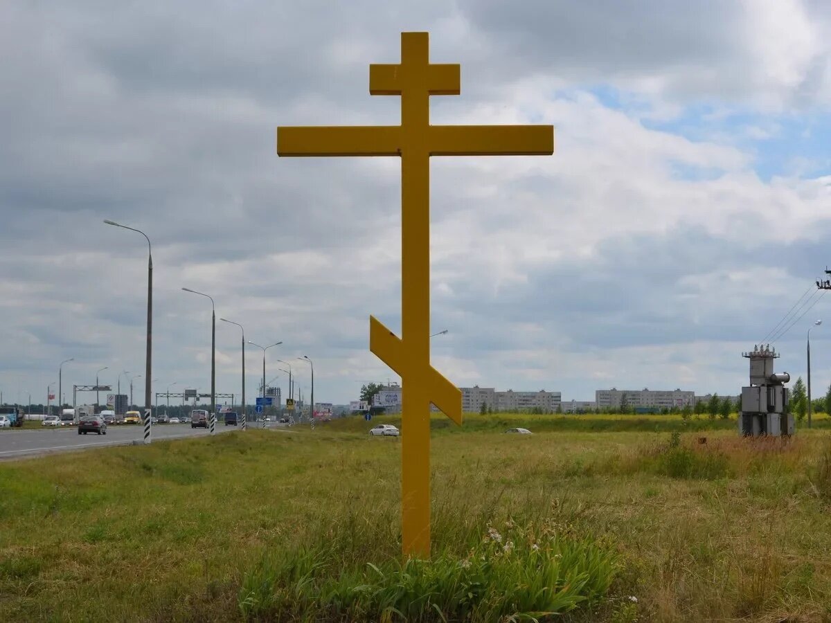 Поклонный крест у дороги