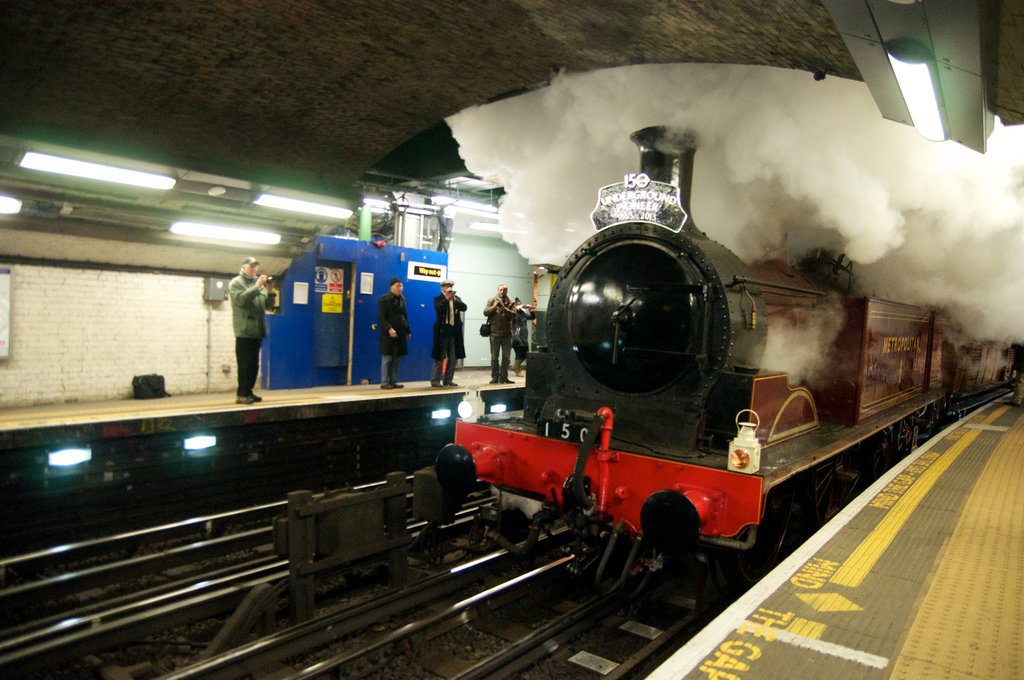 Первой метро. London transport Museum метро. Паровоз в метро Лондона. Паровоз в лондонском метро. Первый поезд метро в Лондоне.